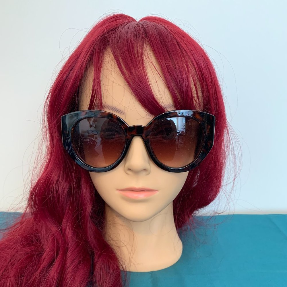 Nearly New Betsey Johnson Large Oval Sunglasses